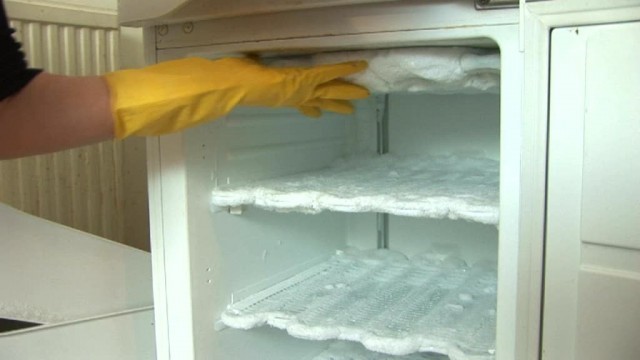 Sådan afrimes en fryser hurtigt og korrekt, og hvad man skal gøre med mad under afrimning