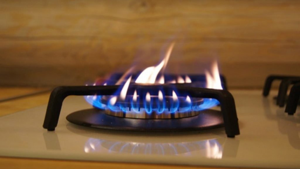 Hvorfor ryger brænderen til en gasovn, og hvordan du selv løser problemet