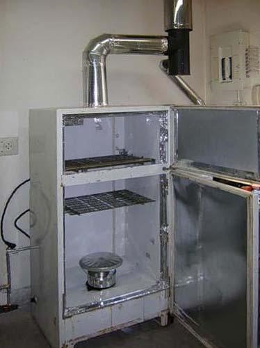 Sådan fremstilles et varmt og koldt røget røghus fra et gammelt køleskab med egne hænder: anvisninger og funktioner på enheden