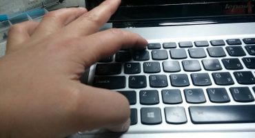 Ang pag-type ng mga marka ng bantas sa isang laptop na laptop