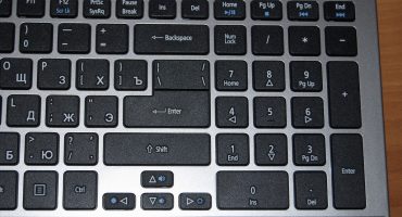 Pag-type ng isang colon sa isang laptop keyboard